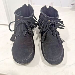 Minnetonka Classic Fringe Black Suede Ankle Boots Back Zipper EUC 7